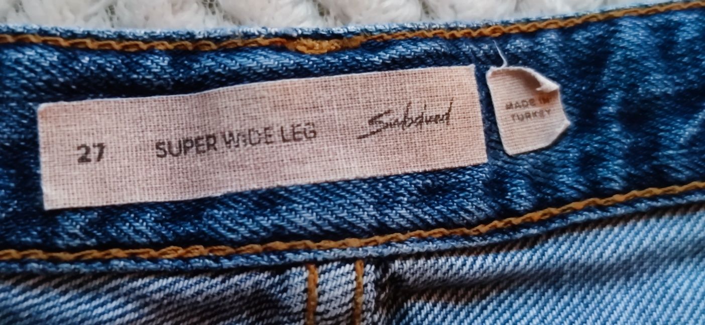 Modne jeansy typu wide leg z szeroką nogawką. Marka subdued.