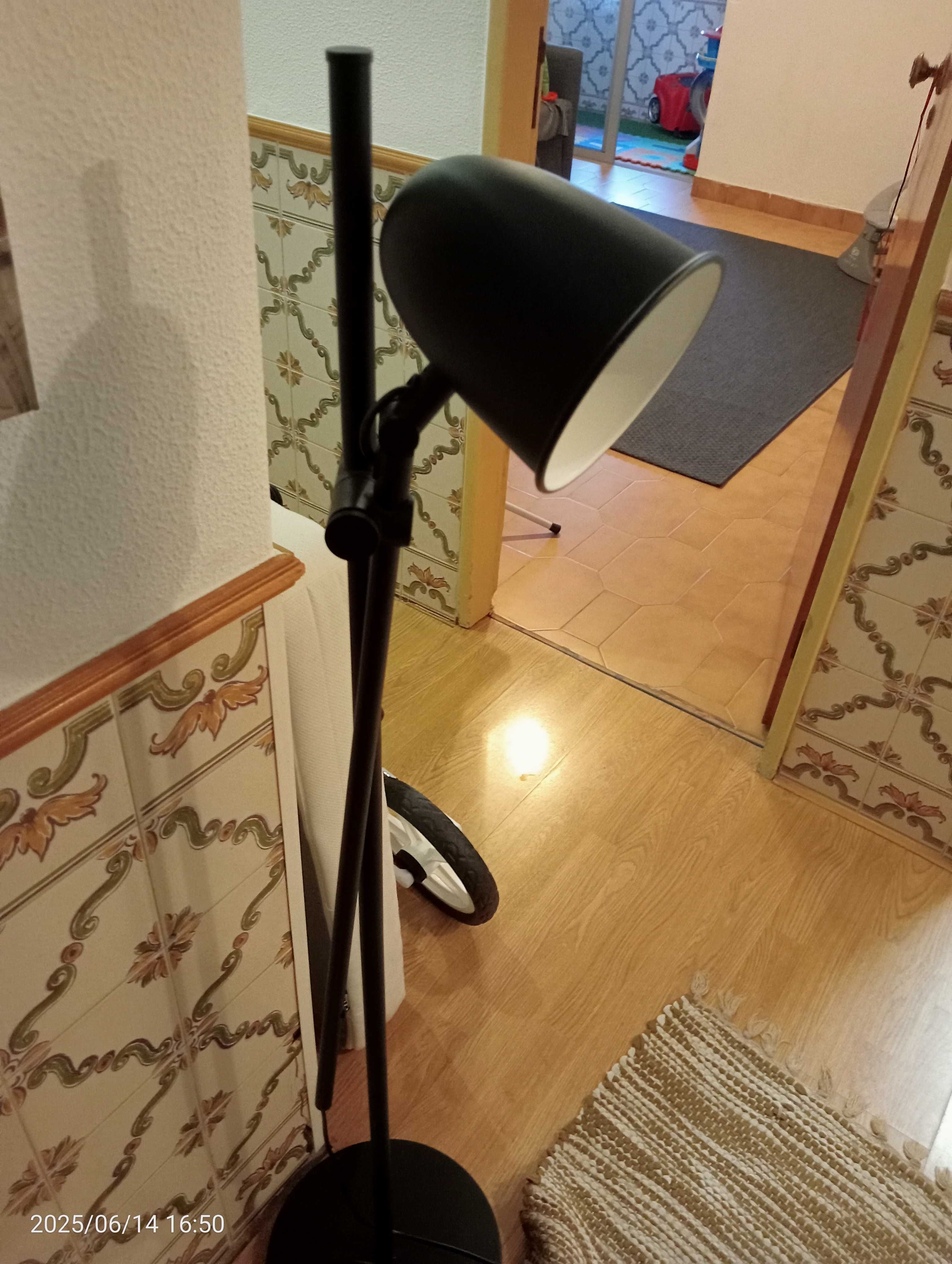 Candeeiro de pé Preto IKEA