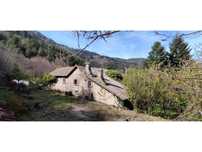 Moradia na Serra da Estrela, Manteigas ,com anexos e terreno .