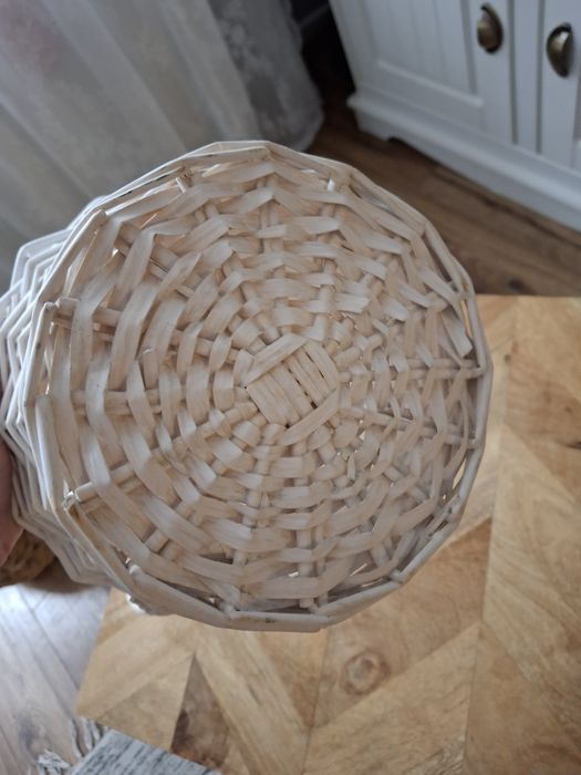 Biały kosz wiklinowy stroik