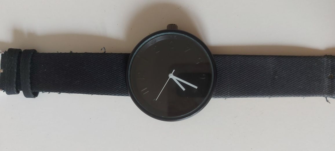 Czarny zegarek na rękę