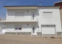 Vende-se Moradia Zona Oeste.