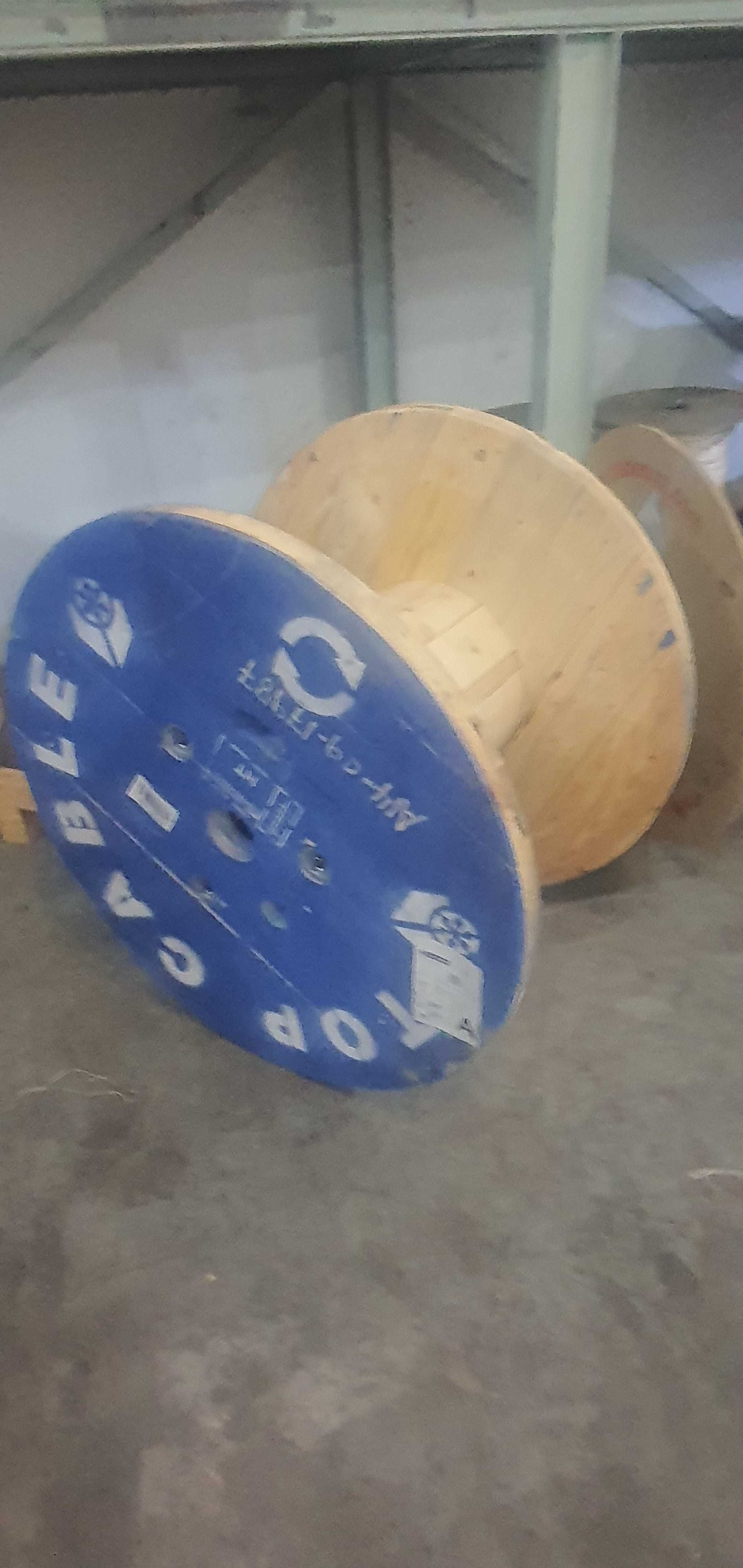 Bobines em madeira sem cabos elétricos