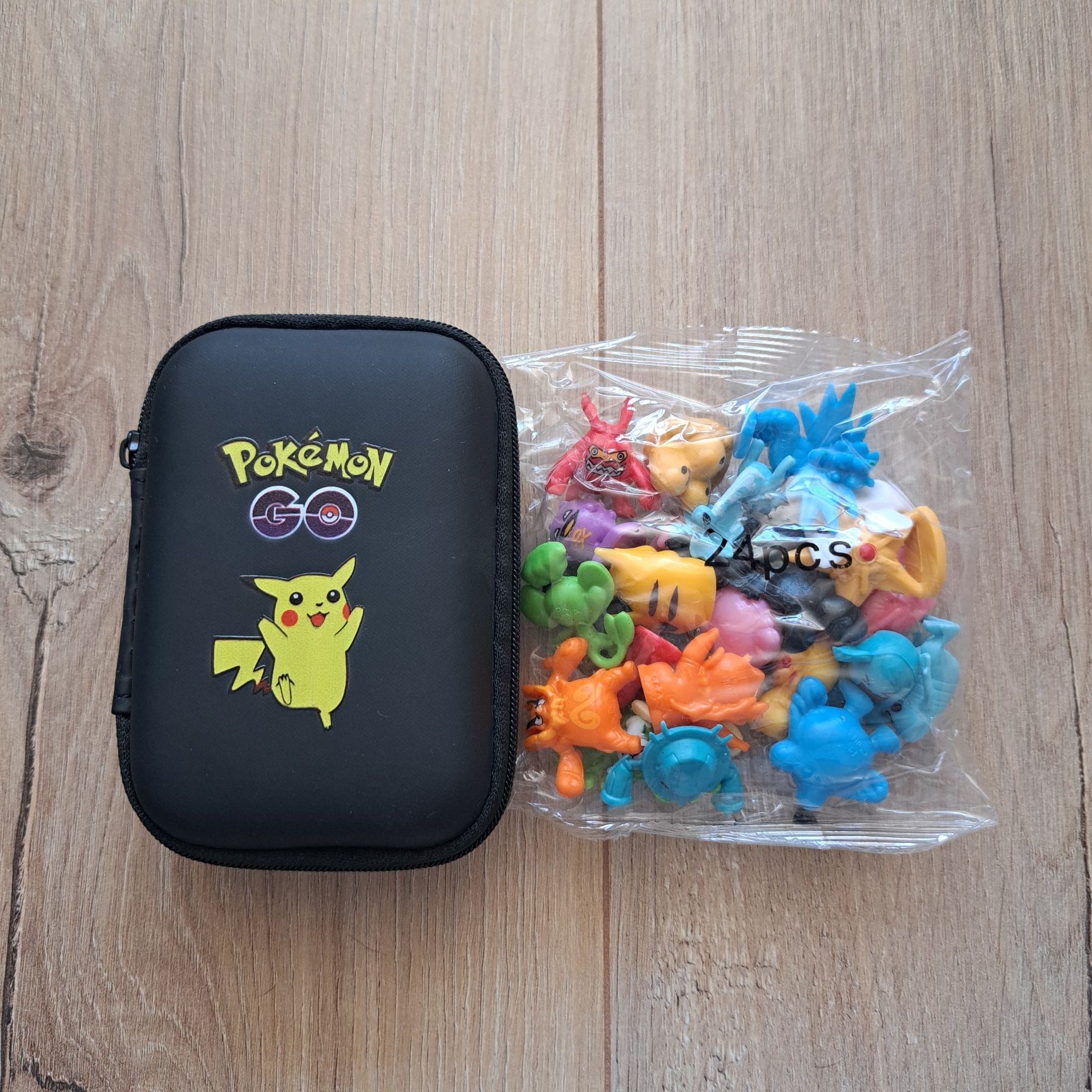 Pokemony 24 szt figurek + etui