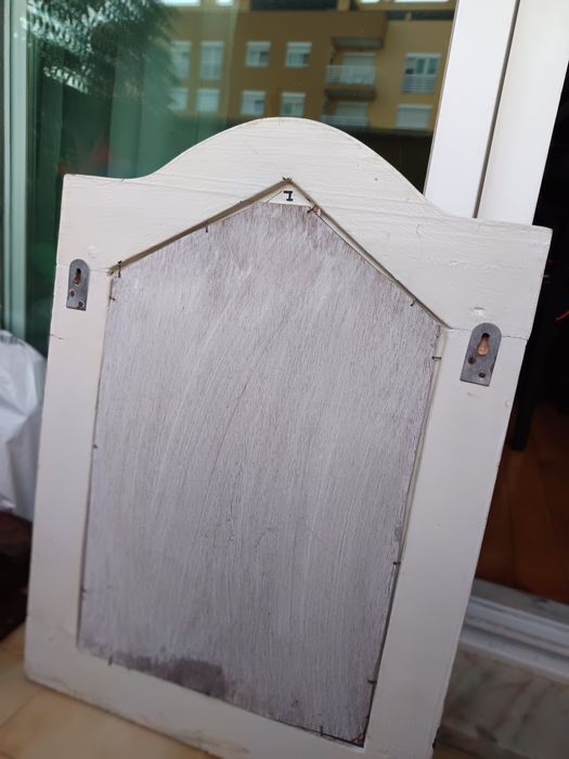 Janela de madeira com espelho para pendurar