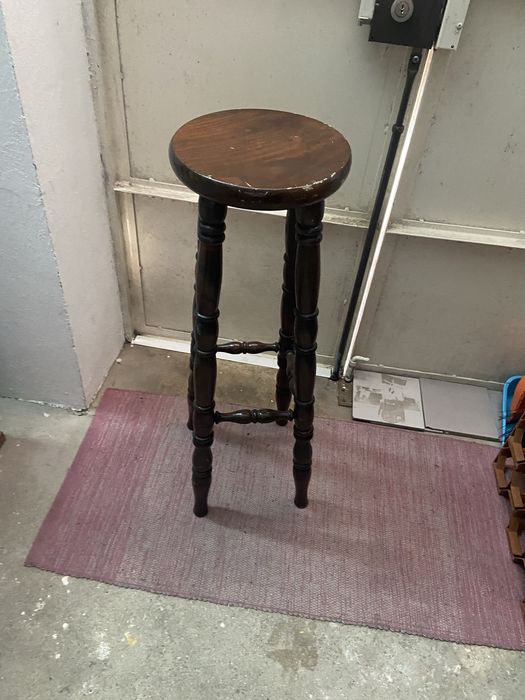 Um banco alto de bar