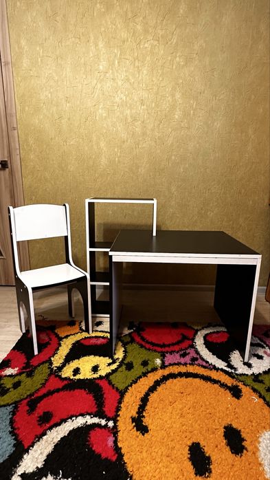 Стіл-парта зі стільцем та полицею