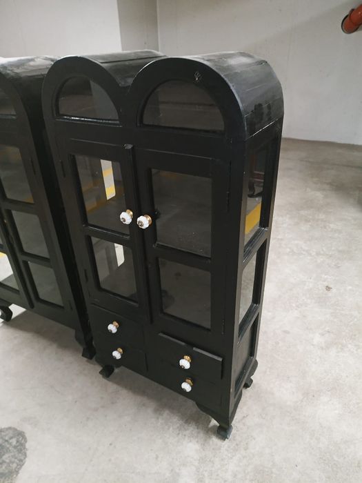 Witrynki z drewna egzotycznego kolonialne