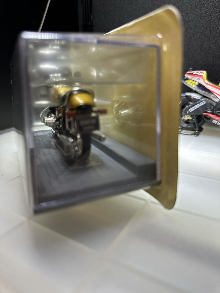 Miniatura BMW R90S de 1976 Escala 1/24 made by IXO (Caixa fechada)
