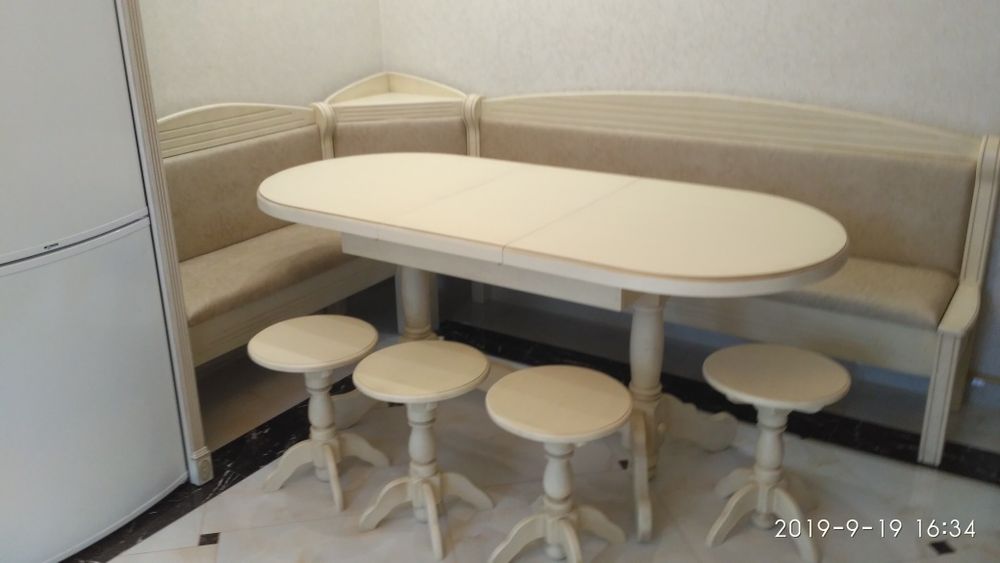 Стіл до вітальні дубовий розкладний.