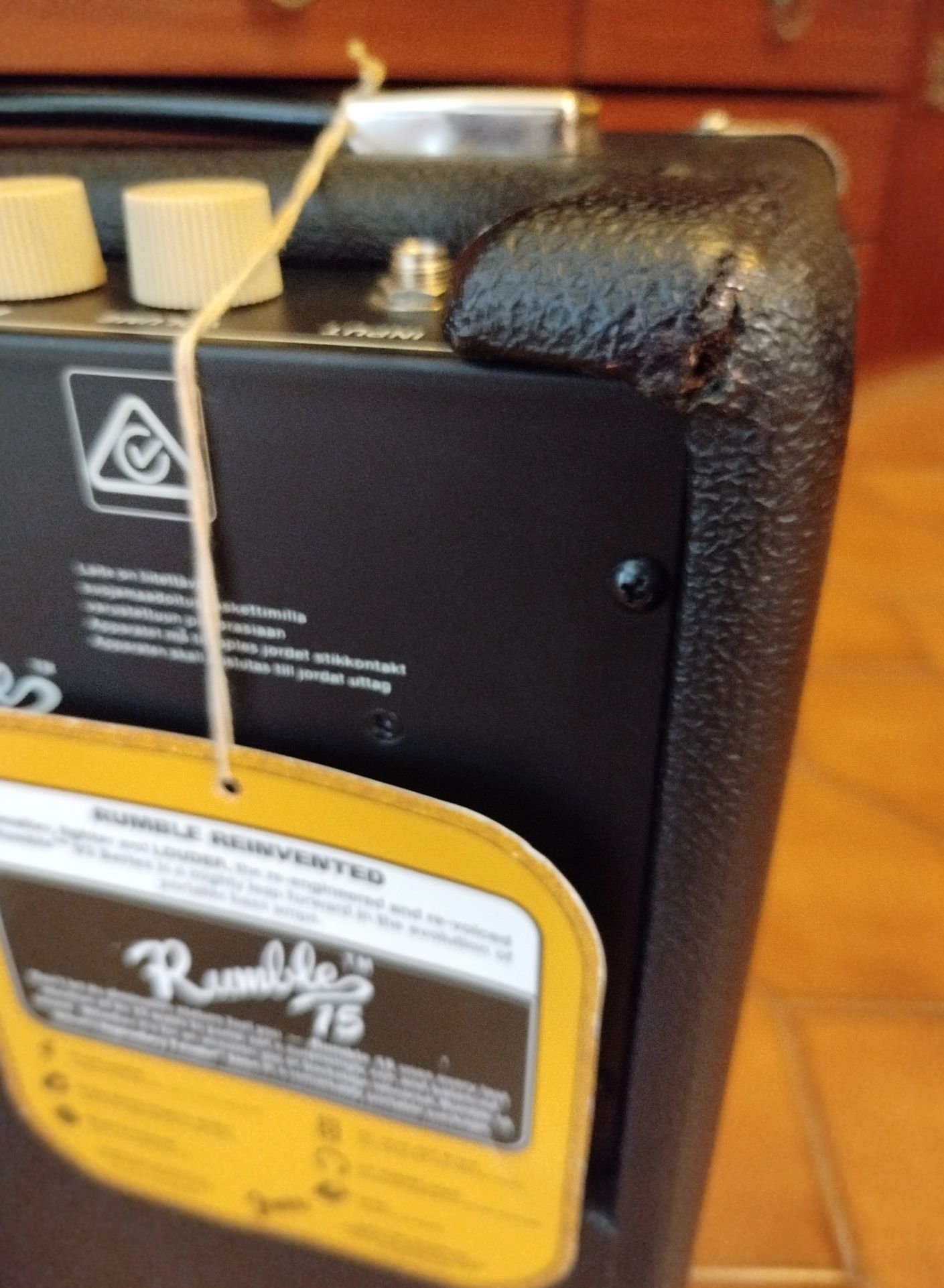Fender Rumble 15 watts RMS bass amplificador baixo speaker 8" combo