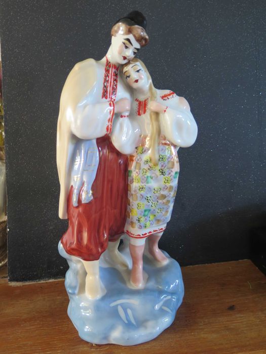 Figurka porcelanowa Para w strojach ludowych  Łomonosow Połonne