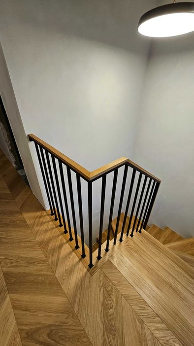 Balustrada wewnętrzna stalowa z drewnianym wykończeniem