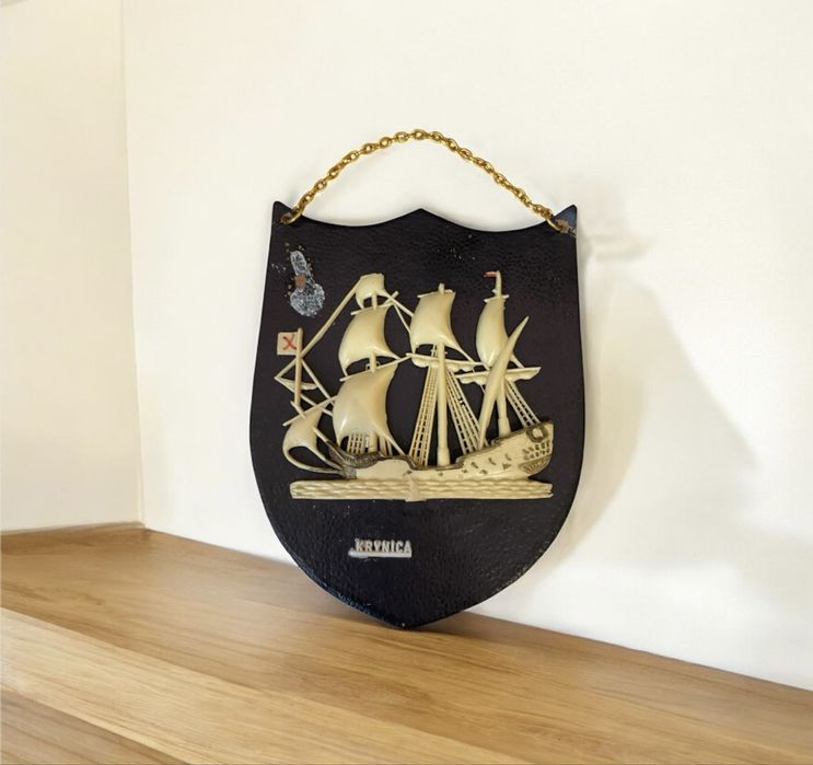 Zawieszka ryngraf dekoracja na ścianę ze statkiem Krynica pamiątka