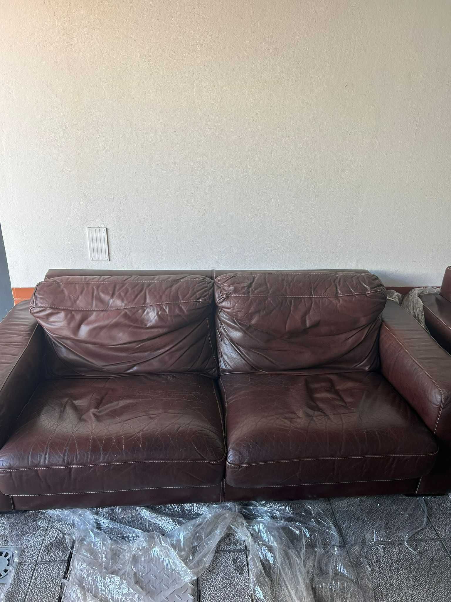 Conjunto Sofás em cabedal castanho com presponto branco - 2 tamanhos