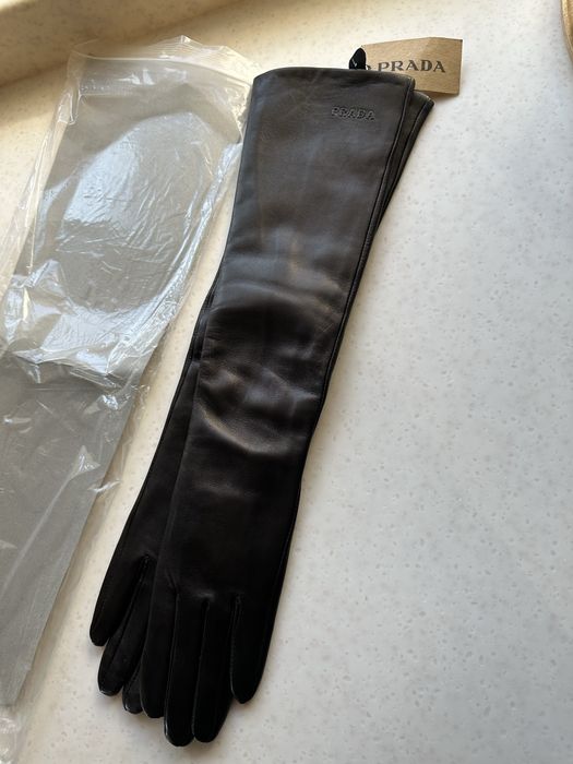 Перчатки женские кожанные длинные 46 см. Черные. Prada. Италия. Размер