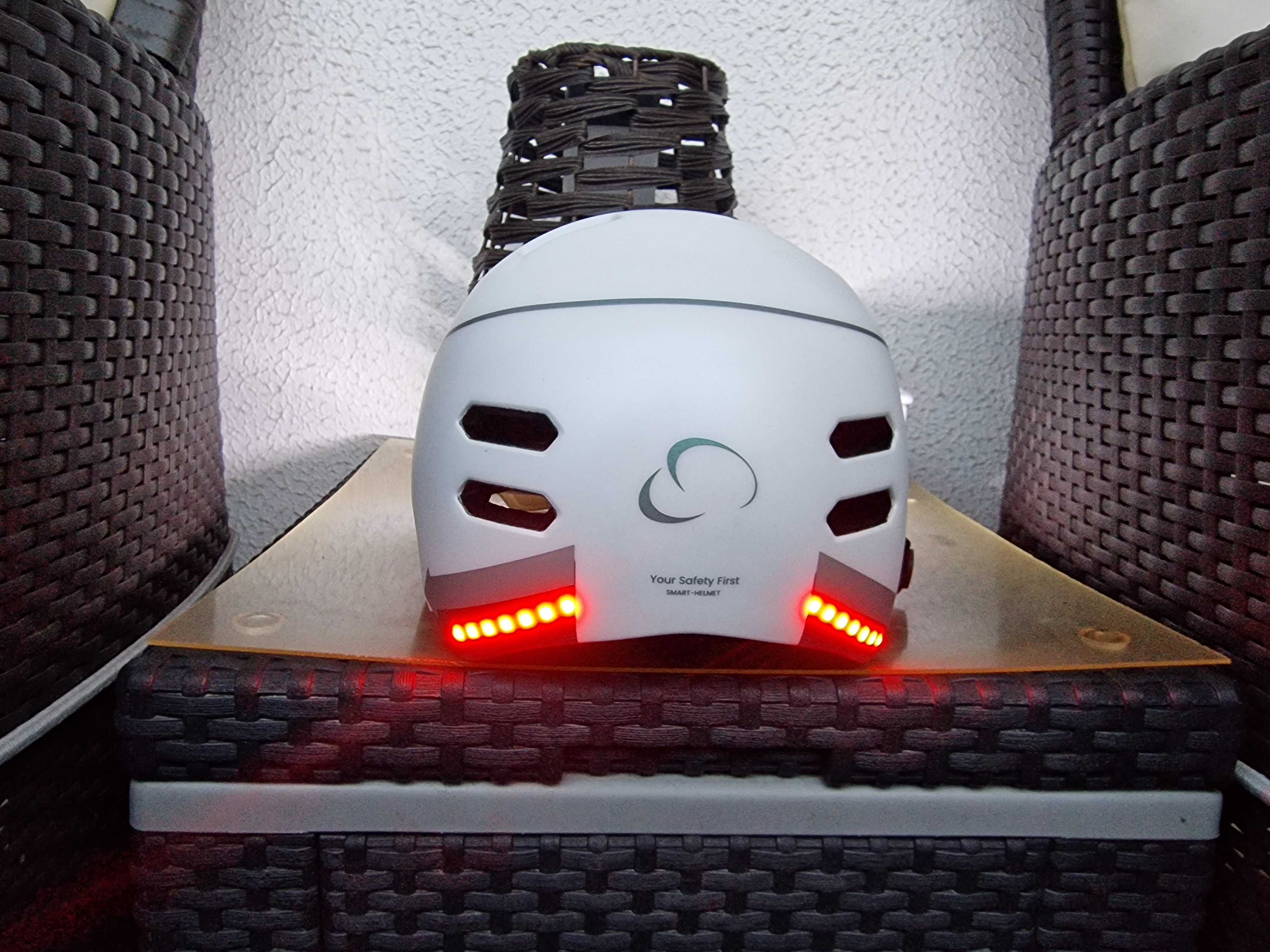 Capacete inteligente SmartGyro com luz de travagem automática