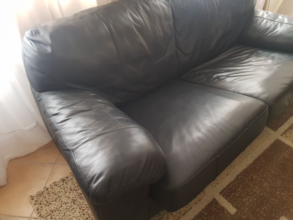 Sofa  cor preta(pele) bom estado