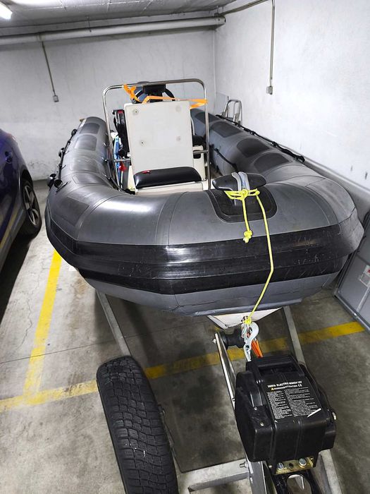 Vendo excelente semirrígido de garagem