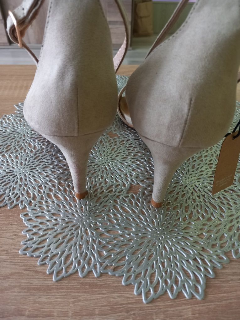 Nowe buty na obcasie