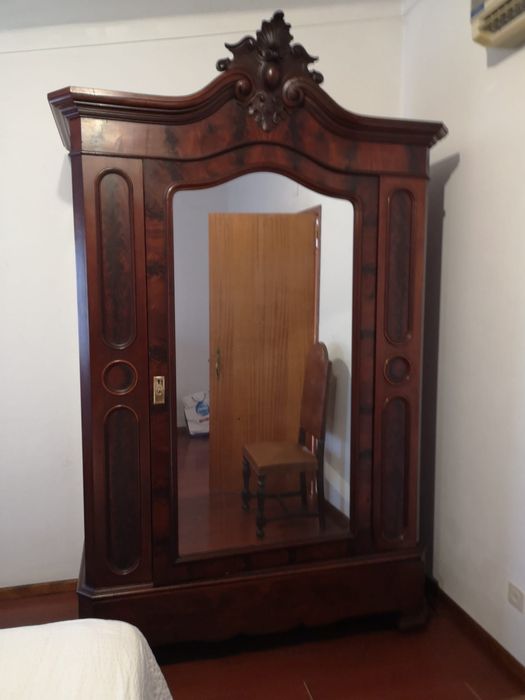 Roupeiro em mogno antigo trabalado