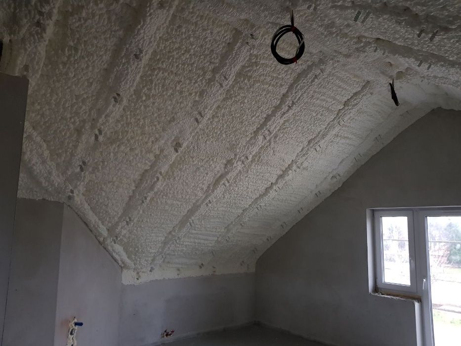 Ocieplenie poddasza, izolacja pianką, docieplenie piana, natrysk PUR