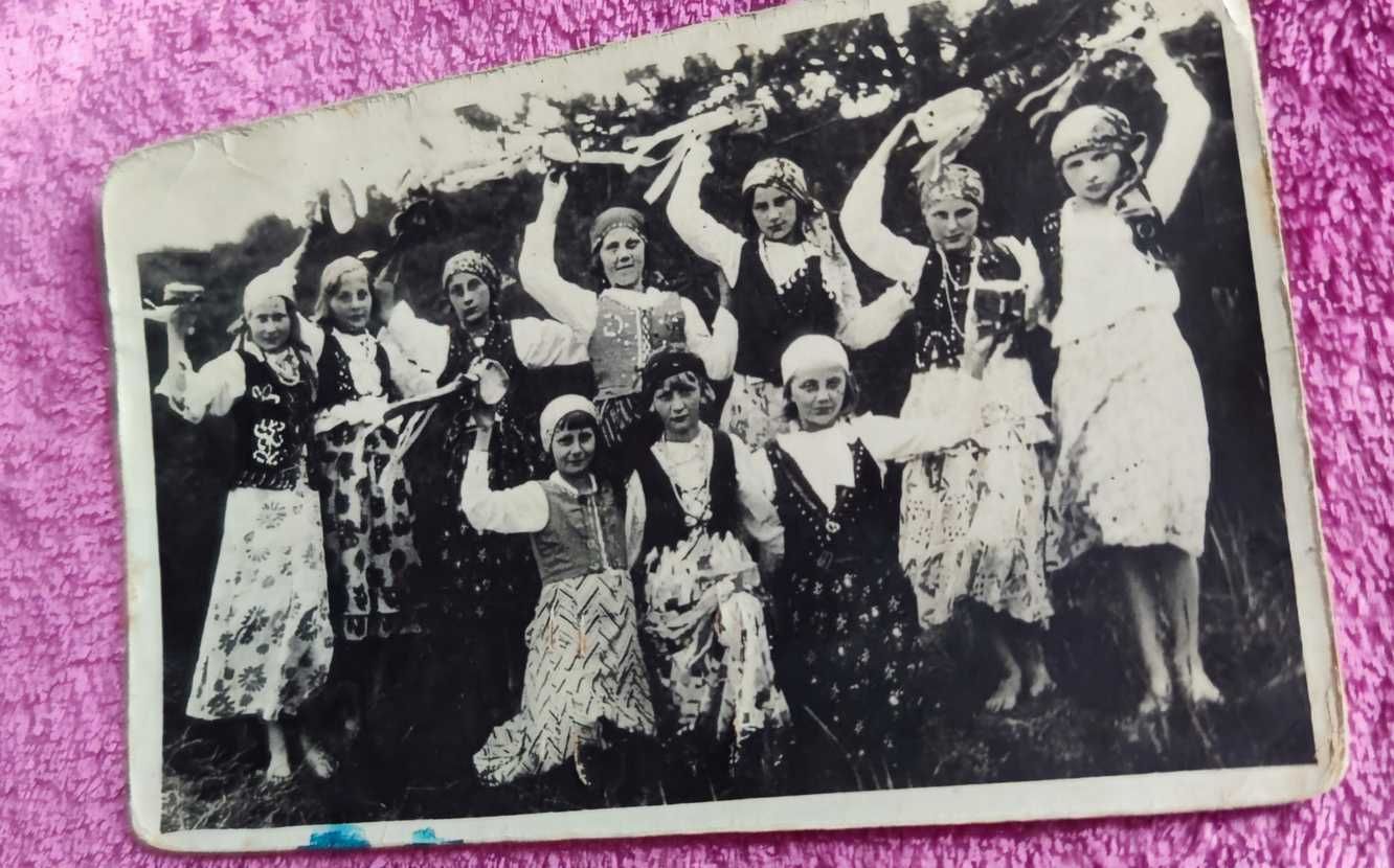 Przedwojenne zdjęcie dzieci w strojach ludowych - Wałcz 1935 r.