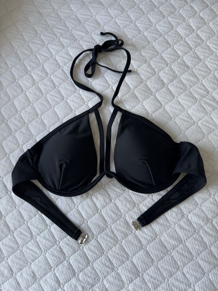 Czarny stanik z siateczką od stroju kapielowego bikini m