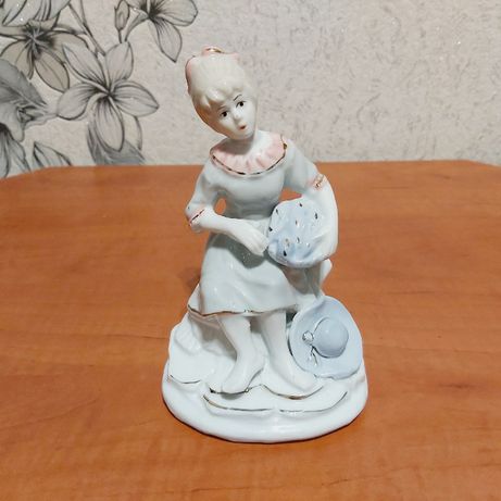 Figurka porcelanowa siedząca odpoczywająca pani lata 80 -te PRL