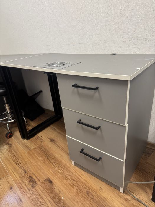 Продам маникюрный стол, кушетка, стеклянная витрина