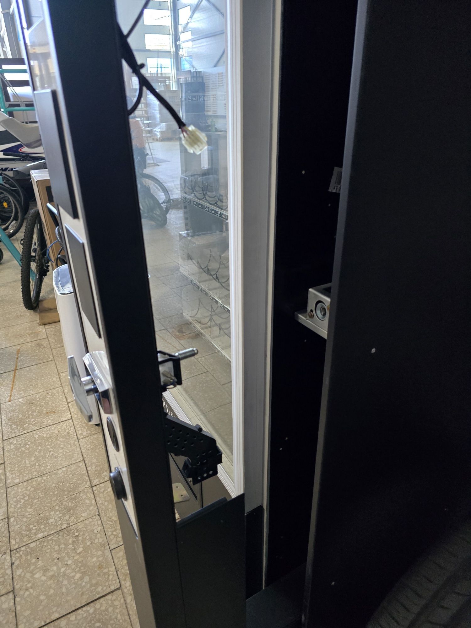 Automat Vendingowy Chłodzący – Duży, na Zewnątrz