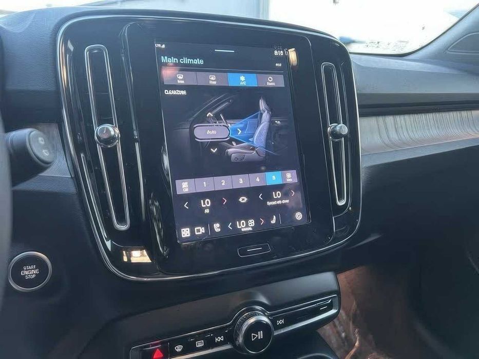 Volvo XC40      2024