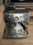 Ekspres Ciśnieniowy Kolbowy do Kawy Sage Barista 1850W z młynkiem