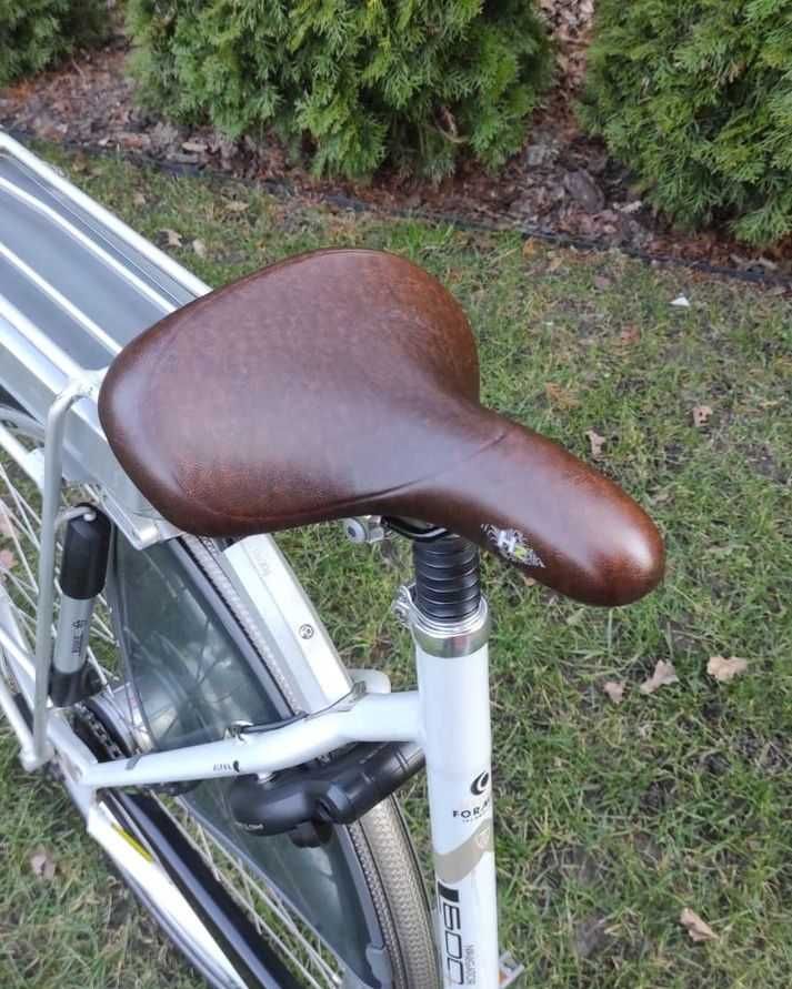 Fajny biały rower elektryczny Trek Navigator  L600+
