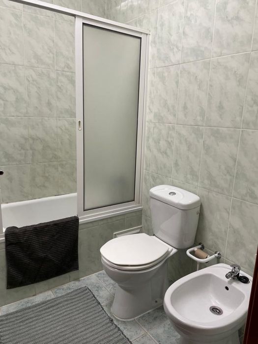 Quarto de casal com TV e varanda campolide