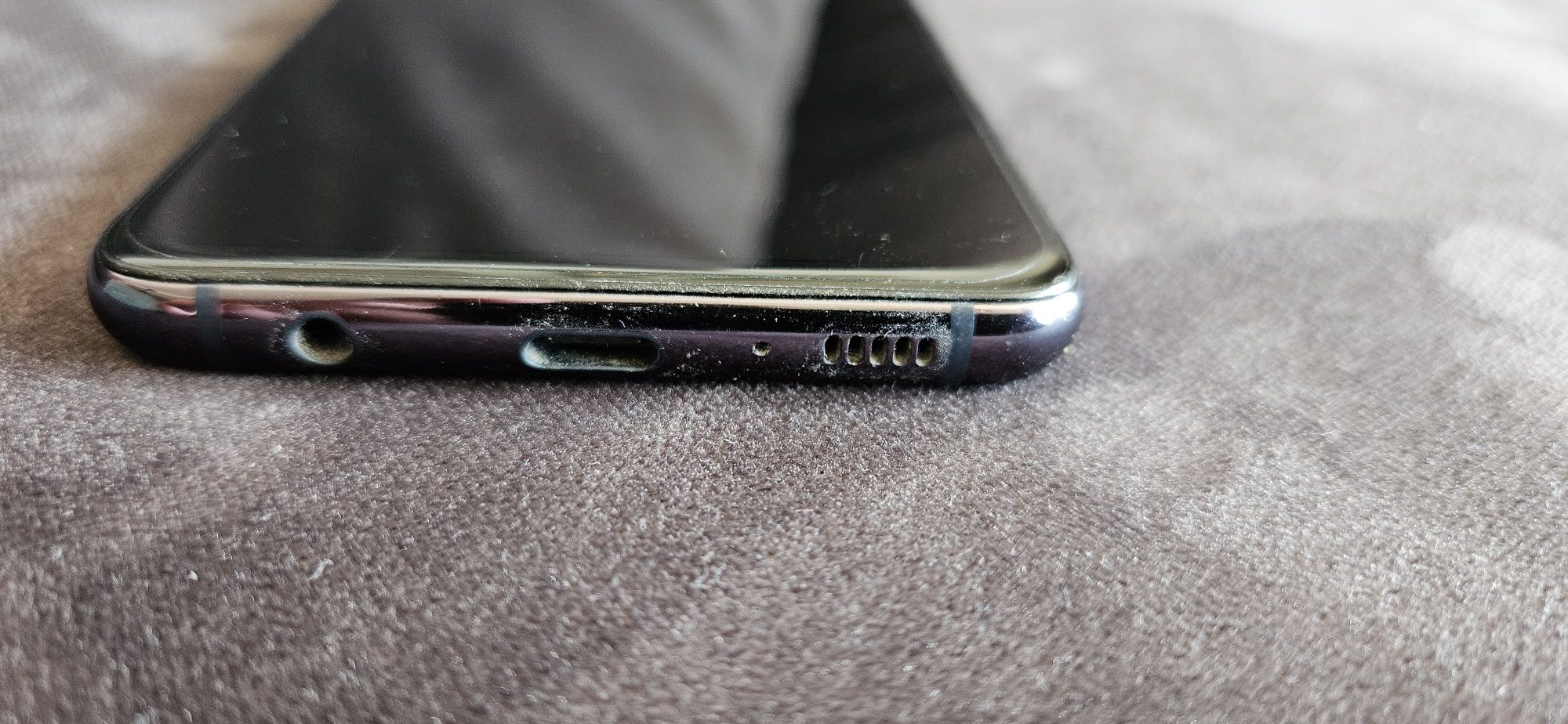 Samsung Galaxy S10e z etui, ładowarką, kablem USB i słuchawkami