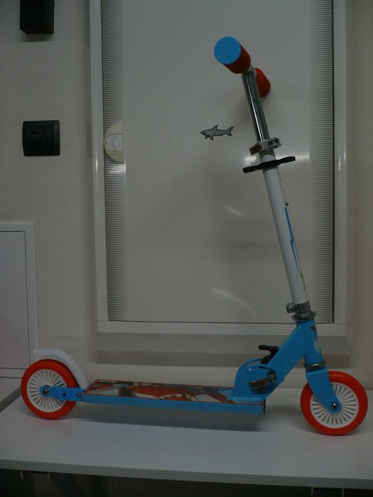 Trotinete ajustável e dobrável para criança, motivo "Aviões"