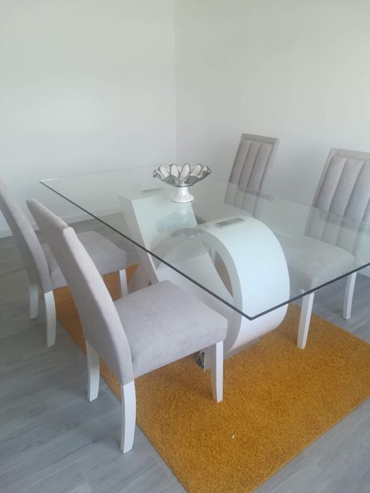 Mesa de jantar com cadeiras