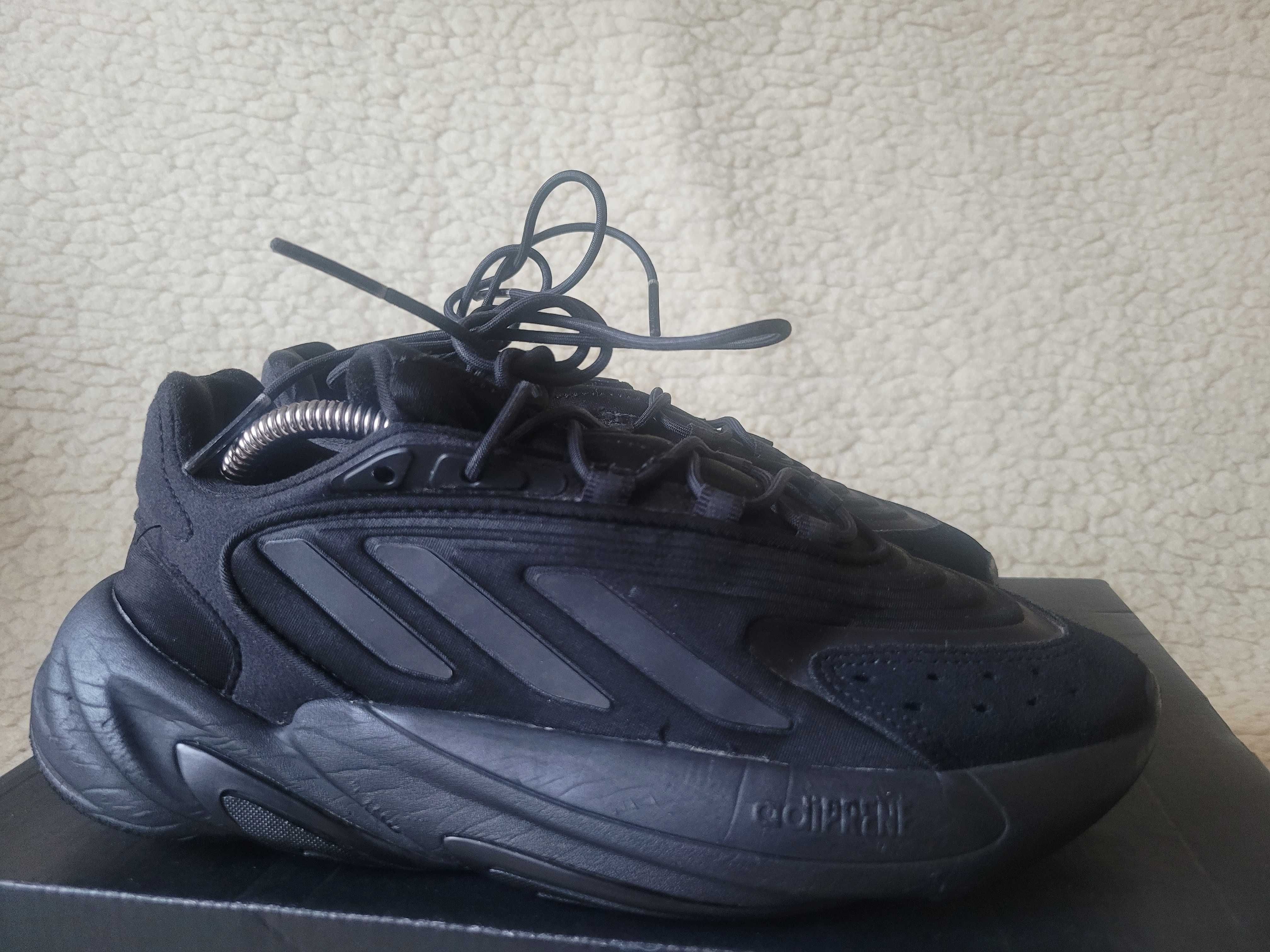 Mega  młodzieżowe buty sportowe Adidas Ozelia r. 38,5