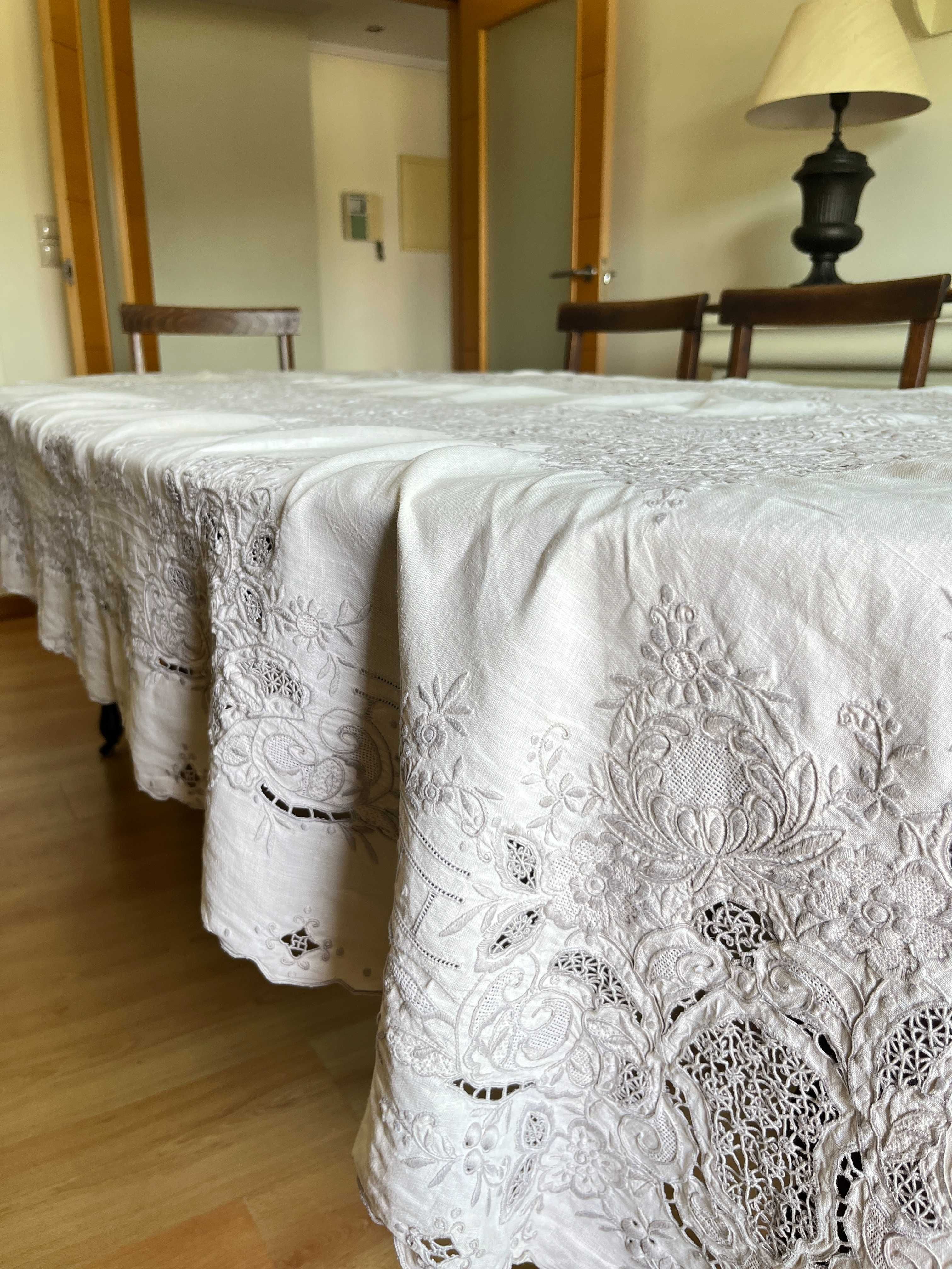 Toalha de Mesa em Bordado Madeira 100% Linho 8 Lugares