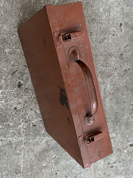 Metalowa walizka na narzędzia z solidnym zamknięciem