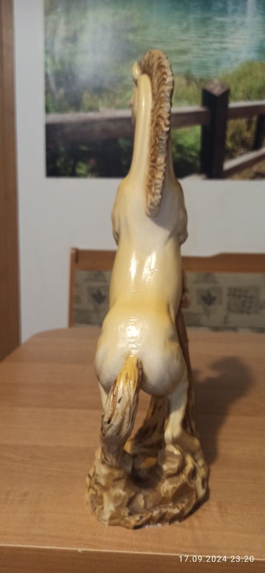 Figurka konia z alabastru