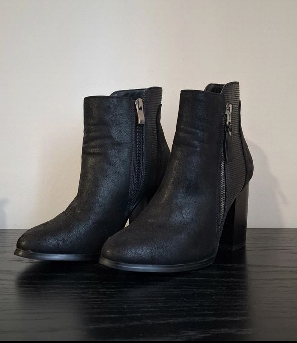 Bota preta com salto