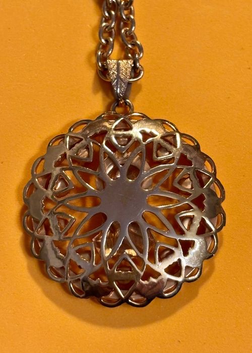 Wisiorek duży-medalion z Maryjką, średnica 4 cm, dwustronny, pozłacany