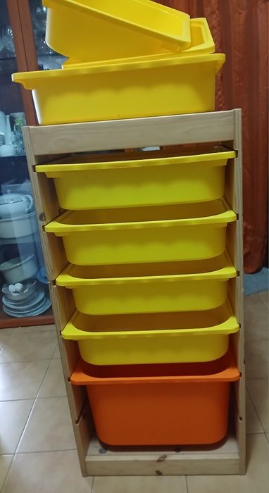 Móvel IKEA com gavetas