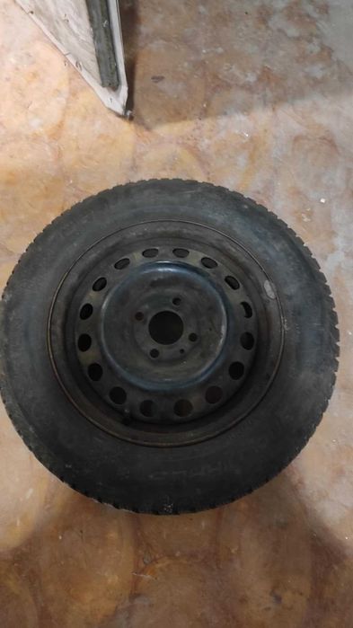 3 opony zimowe + 4 felgi w rozm. 165/70 r14 vredestein + 4 felgi Micra