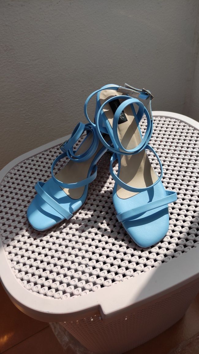 Sandálias azul clara como novas