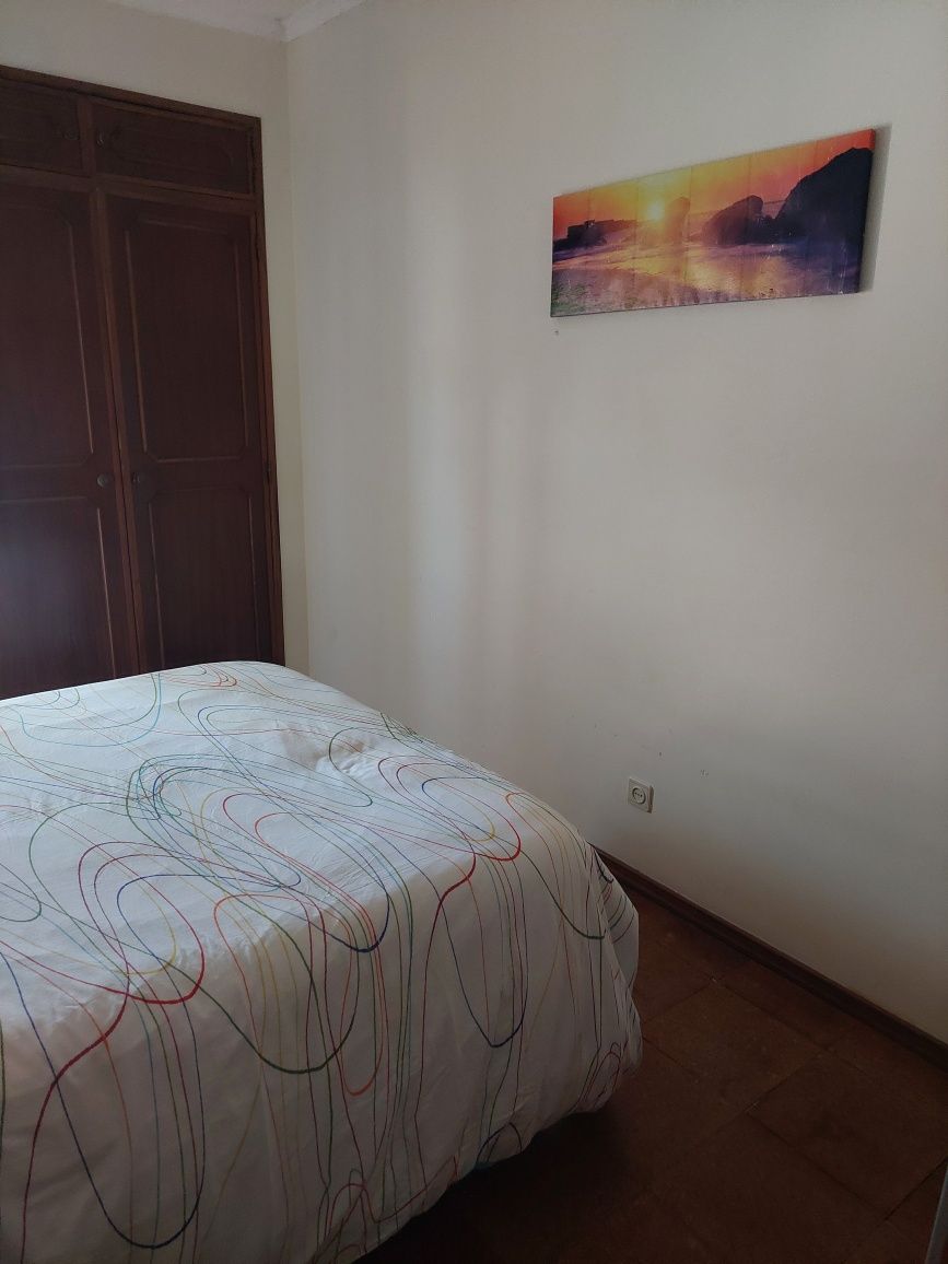 Alugo quarto a sra..