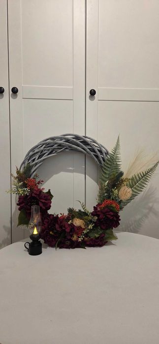 Wianek nagrobny maxi – burgundowe piwonie 60 cm