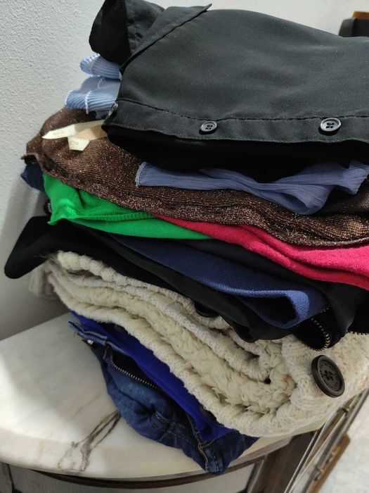 10 Peças de Roupa de Mulher S/ M - Calças, Casacos, Tops em Bom Estado